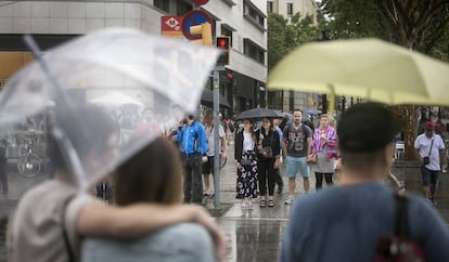 Dia de pluja a la plaça Catalunya.