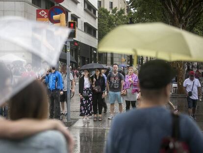 Dia de pluja a la plaça Catalunya.