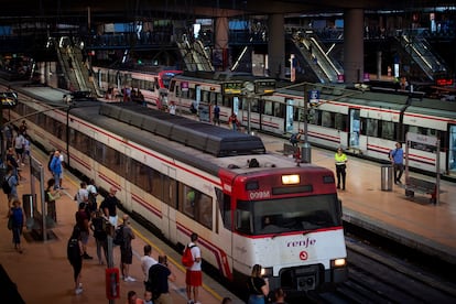 Tren de Renfe Cercanas estacionado en la estacin de Atocha.