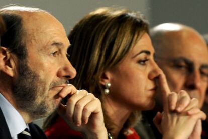 Alfredo Pérez Rubalcaba y Carme Chacón, en la primera jornada del congreso socialista que se celebra en Sevilla.