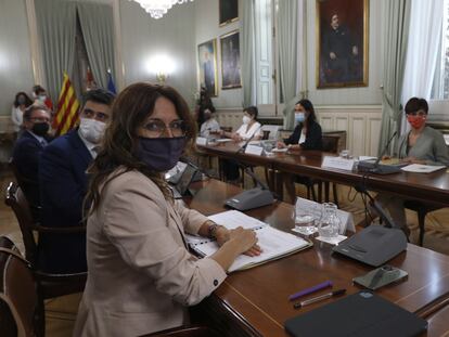 Reunión bilateral entre el Govern catalán y el Gobierno central, este lunes. En primer plano, la consejera Laura Vilagrà; a su lado, el vicepresidente, Jordi Puigneró, y después, el consejero de Economía, Jaume Giró. Enfrente, la ministra de Política Territorial, Isabel Rodríguez.