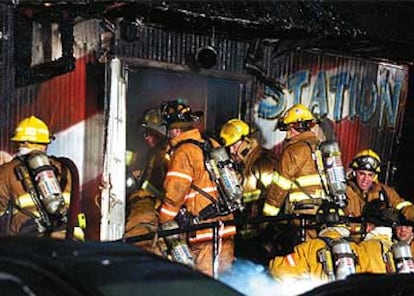 Los bomberos han rescatado 10 cadáveres entre los escombros del club The Station.