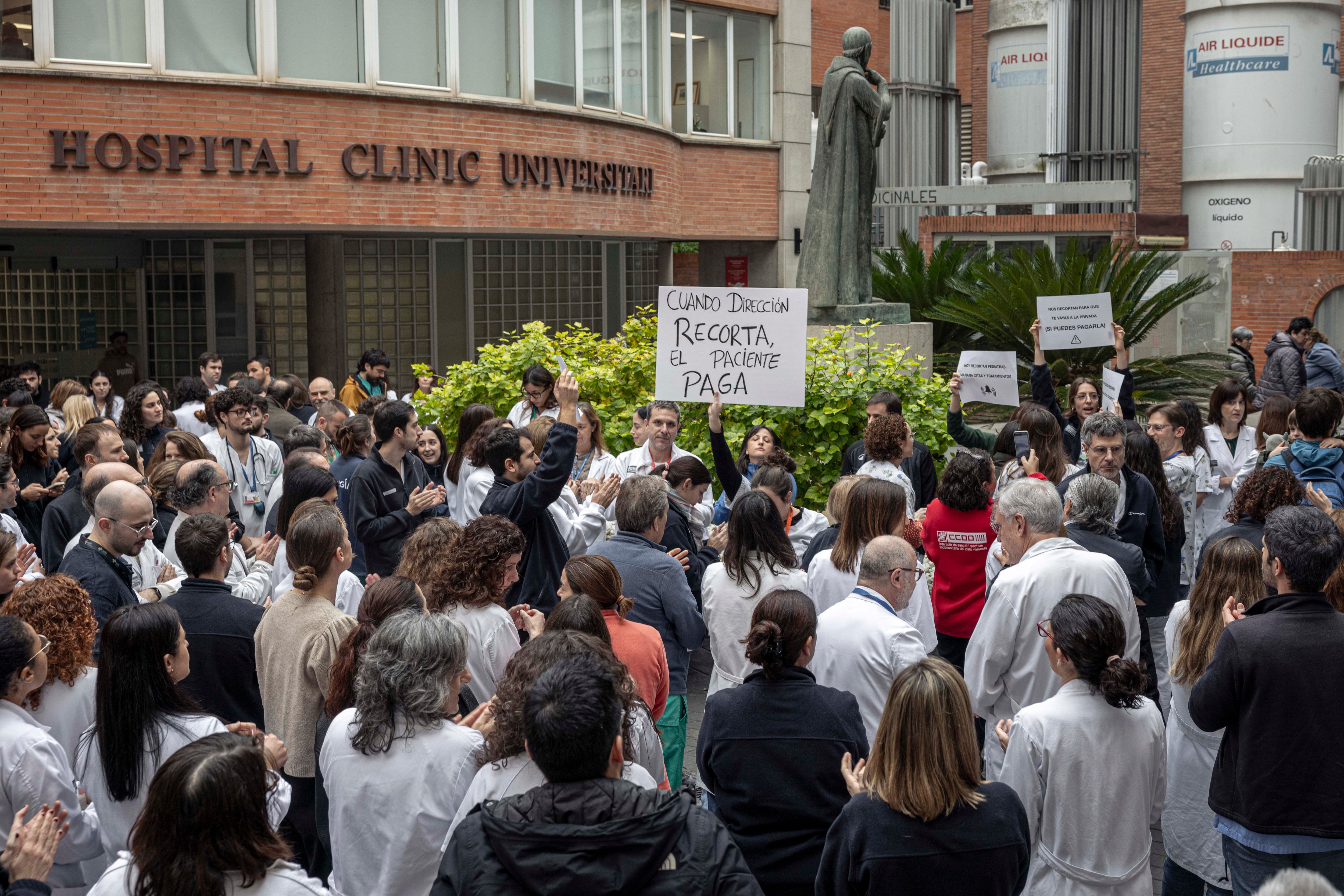 DVD 1304 VALENCIA  02/02/2026 PROTESTA MÉDICOS FRENTE AL HOSPITAL CLÍNICO POR SUS CONDICIONES LABORALES  .FOTO, MÒNICA TORRES EL PAÍS