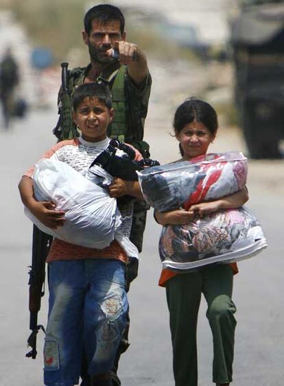 Dos niños palestinos huyen del campo de refugiados de Nahar el Bared.