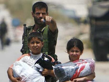 Dos niños palestinos huyen del campo de refugiados de Nahar el Bared.