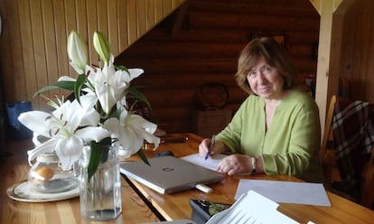 Svetlana Alexiévich, en el despacho de su dacha en Silichy (Bielorrusia).