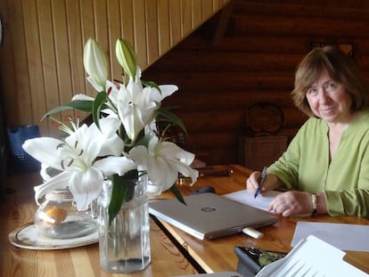 Svetlana Alexiévich, no escritório de sua 'dacha' em Silichy (Bielorrússia).