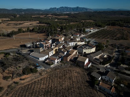 Vista alzada de Canaletes (Cabrera d Anoia) con la montaña de Montserrat de fondo. [ALBERT GARCIA] EL PAIS
