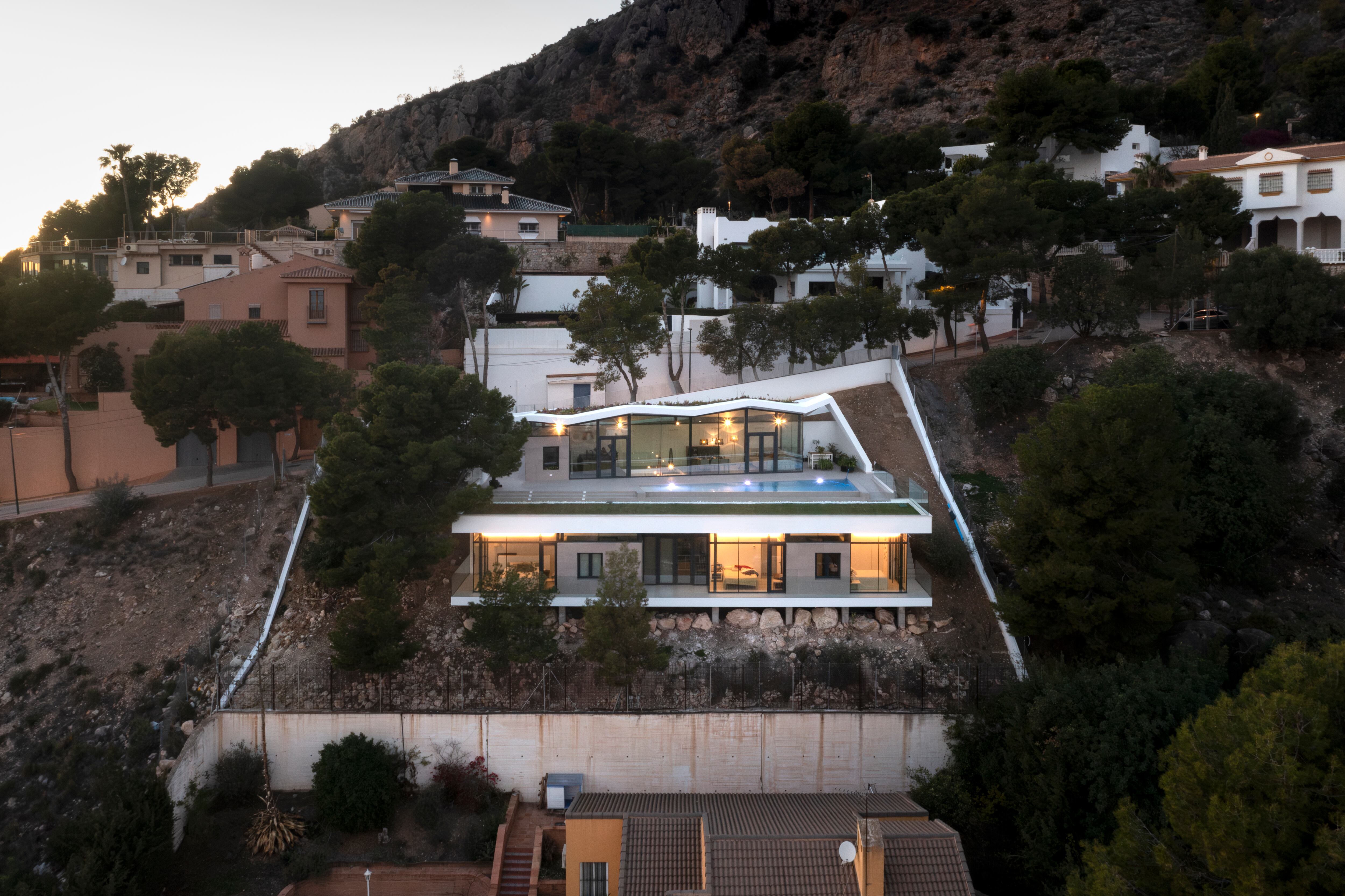 Una casa debajo de un jardín: la rompedora solución para un terreno escarpado en Málaga 