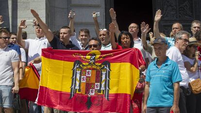 Protestas en el Valle de los Caídos contra el traslado de los restos del dictador.