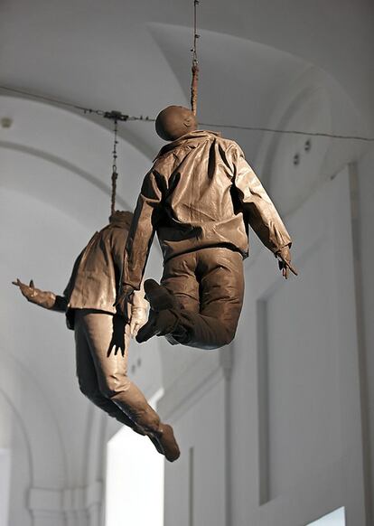 Las figuras humanas de Juan Muñoz siempre están en suspenso o en tránsito. En la imagen, 'Hanging Figures' (1997), obra expuesta en Milán.