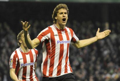 Llorente celebra uno de sus goles junto a Iker Muniain.