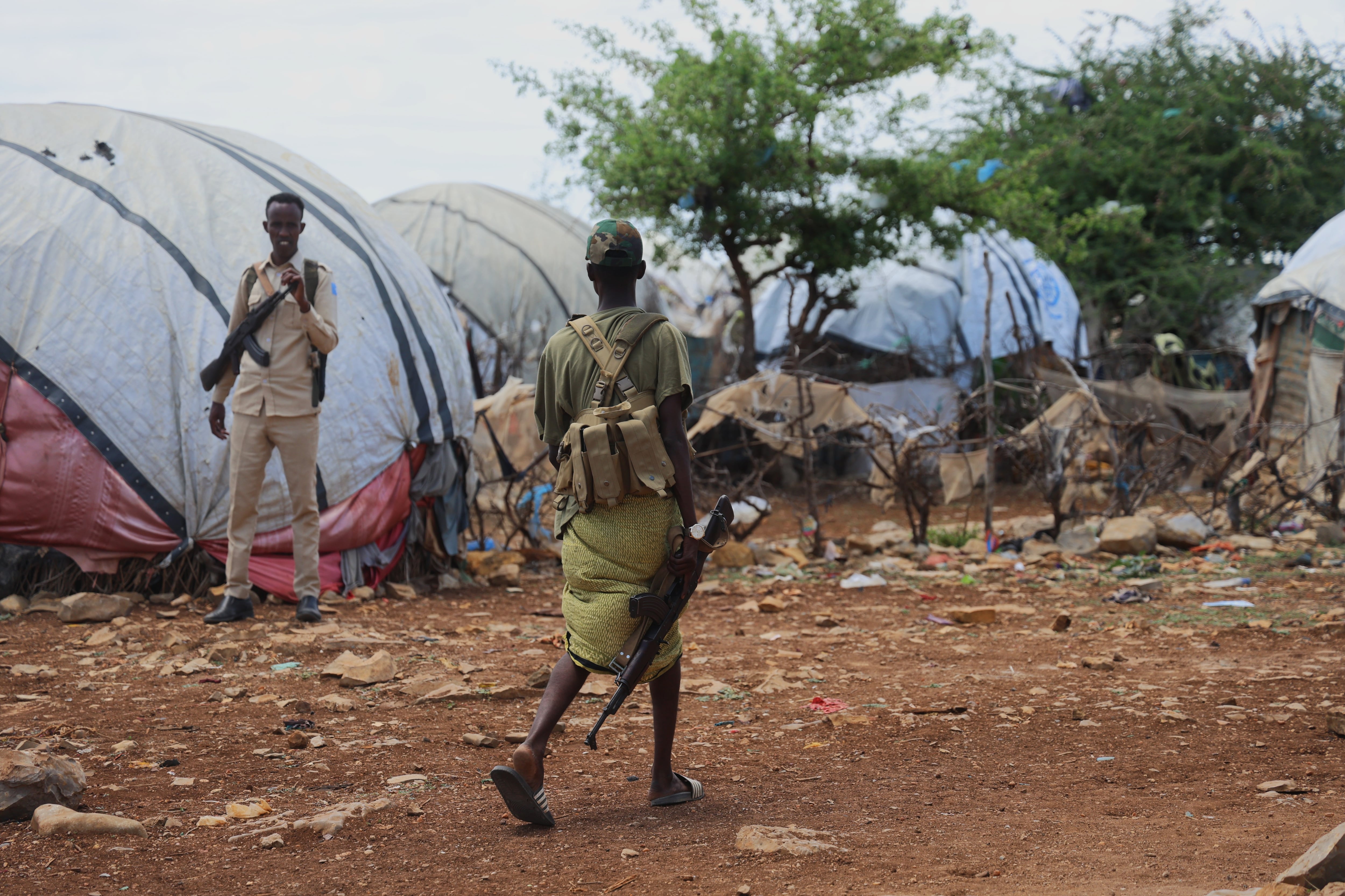 Hombres armados el 15 de septiembre en un campamento de desplazados internos en Baidoa, ciudad que estos días es escenario de combates.