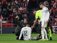 Trent Alexander-Arnold, lesionado este miércoles sobre el césped de San Mamés.