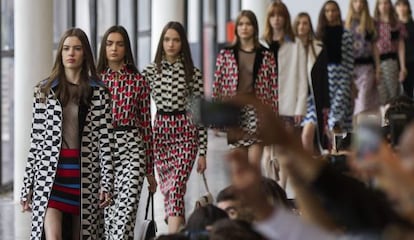 Modelos lucen las creaciones de la firma Reinaldo Lourenço durante un desfile de la Semana de la Moda de Sao Paulo.