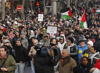 Una de las manifestaciones más multitudinarias se han vivido en París, donde han secundado las protestas contra la ofensiva israelí sobre Gaza entre 20.000 y 25.000 personas, según las primeras estimaciones. La marcha de la capital francesa ha comenzado en la Plaza de la República poco después de las 15.00 (hora peninsular española) y ha estado encabezada por políticos como los líderes de la Liga Comunista Revolucionaria (LCR), Olivier Besancenot, y del Partido Comunista Francés (PCF), Marie-George Buffet. A la misma hora, otras ciudades como Marsella, Nantes, Toulouse, Lyon, Burdeos o Niza; han albergado protestas similares en las que también han participado miles de personas.