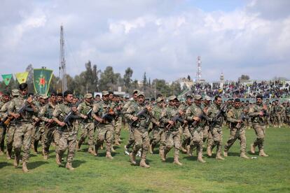 Soldados de la milicia kurdosiria YPG participan en un desfile para conmemorar la victoria frente al Estado Islámico el pasado marzo en Qamishlo, noreste de Siria.