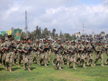 Soldados de la milicia kurdosiria YPG participan en un desfile para conmemorar la victoria frente al Estado Islámico el pasado marzo en Qamishlo, noreste de Siria.