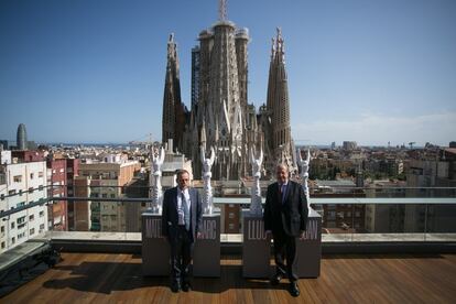 Jordi Fauli, arquitecto, y Esteve Camps, presidente delegado de la constructora, junto a las reproducciones a pequeña escala de las cimas de las torres Mateu, Marc, Lluc y Joan.