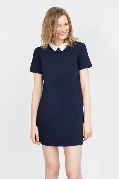 Sencillez y perfección en este minivestido de Zara (29,95 euros).