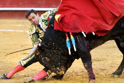 Tomás Sánchez fue embestido sin consecuencia por el quinto.