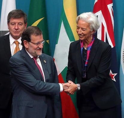 GRA061. BRISBANE (AUSTRALIA), 15/11/2014.- El presidente del Gobierno espa&ntilde;ol, Mariano Rajoy, saluda a la directora gerente del Fondo Monetario Internacional (FMI), Christine Lagarde (d), momentos antes de posar para la foto de familia de los asistentes a la cumbre del G20 que se inicia hoy en el Centro de Convenciones de Brisbane, en la costa este de Autralia, en la que los l&iacute;deres de las 19 naciones m&aacute;s poderosas del mundo y la Uni&oacute;n Europea abordar&aacute;n el crecimiento econ&oacute;mico y el desempleo, as&iacute; como el cambio clim&aacute;tico, el &eacute;bola o la crisis de Ucrania. 
 EFE/J. J. Guill&eacute;n