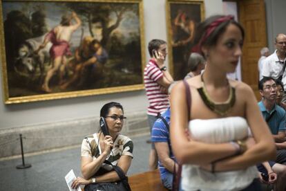 Visitantes del Museo del Prado, en la galer&iacute;a central, la pasada semana.