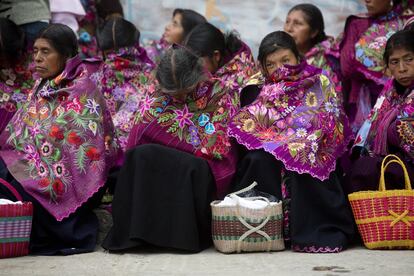 Indigenas Tzotzil esperan la llegada del Papa.