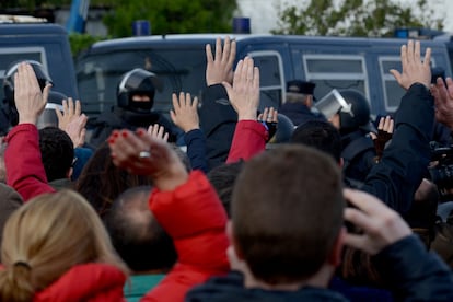 Decenas de personas se concentran ante el lugar en el que ha tenido lugar el desahucio. Los manifestantes protestan ante los policías mostrando sus manos. Más de 15 vehículos de los antidisturbios han acudido al desalojo.