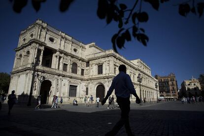 Esta zona ya era una plaza cuando los cristianos reconquistaron la ciudad en 1248. Su nombre se debe a que entre 1268 y 1840 se accedía desde esta plaza al convento de San Francisco.​ En el siglo XVI era la principal explanada de la ciudad, actualmente la fachada posterior del Ayuntamiento está orientada a ella.