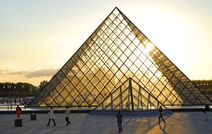 Atardecer en París junto a la pirámide del Louvre.