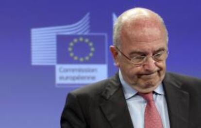 El vicepresidente de la Comisión Europea (CE) y comisario de Competencia, Joaquín Almunia, durante la rueda de prensa de ayer en Bruselas.