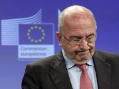 El vicepresidente de la Comisión Europea (CE) y comisario de Competencia, Joaquín Almunia, durante la rueda de prensa de ayer en Bruselas.