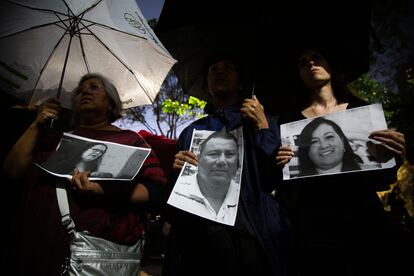 Periodistas y ciudadanos en una protesta portan fotografías de periodistas asesinados, el 10 de julio en Ciudad de México.