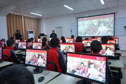 Estudiantes de la escuela primaria Lukouxeugu (Anhui) reciben una clase de informática en el aula Firefly