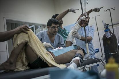 Un enfermero atiende a un paciente en el hospital de Al-Thawra, en Ibb (Yemen).