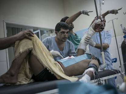 Un enfermero atiende a un paciente en el hospital de Al-Thawra, en Ibb (Yemen).