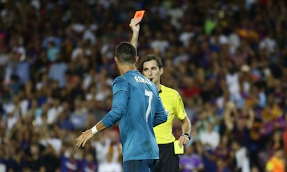 El arbitro del encuentro, Ricardo de Burgos, muestra tarjeta roja a Cristiano Ronaldo.