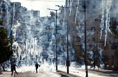 Agentes de la policía de fronteras israelí lanzan gases lacrimógenos contra palestinos durante un enfrentamiento en la ciudad cisjordana de Belén (Palestina).