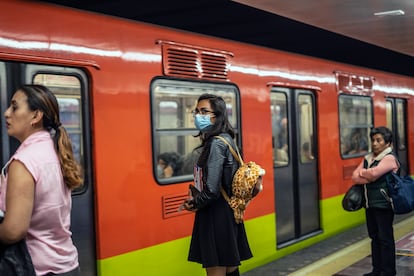 Una mujer usa tapabocas como medida de prevención en el metro de la Ciudad de México.