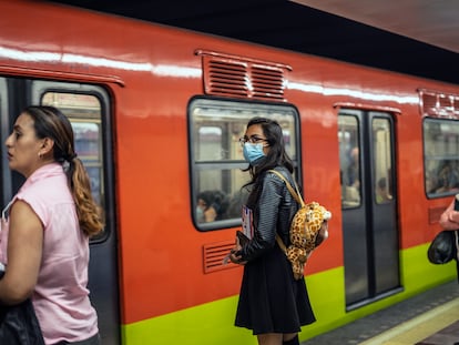 Una mujer usa tapabocas como medida de prevención en el metro de la Ciudad de México.