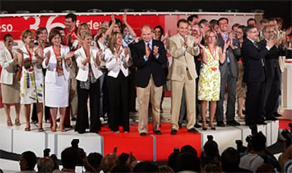José Luis Rodríguez Zapatero, rodeado de los miembros de la nueva ejecutiva socialista, en la clausura del congreso.
