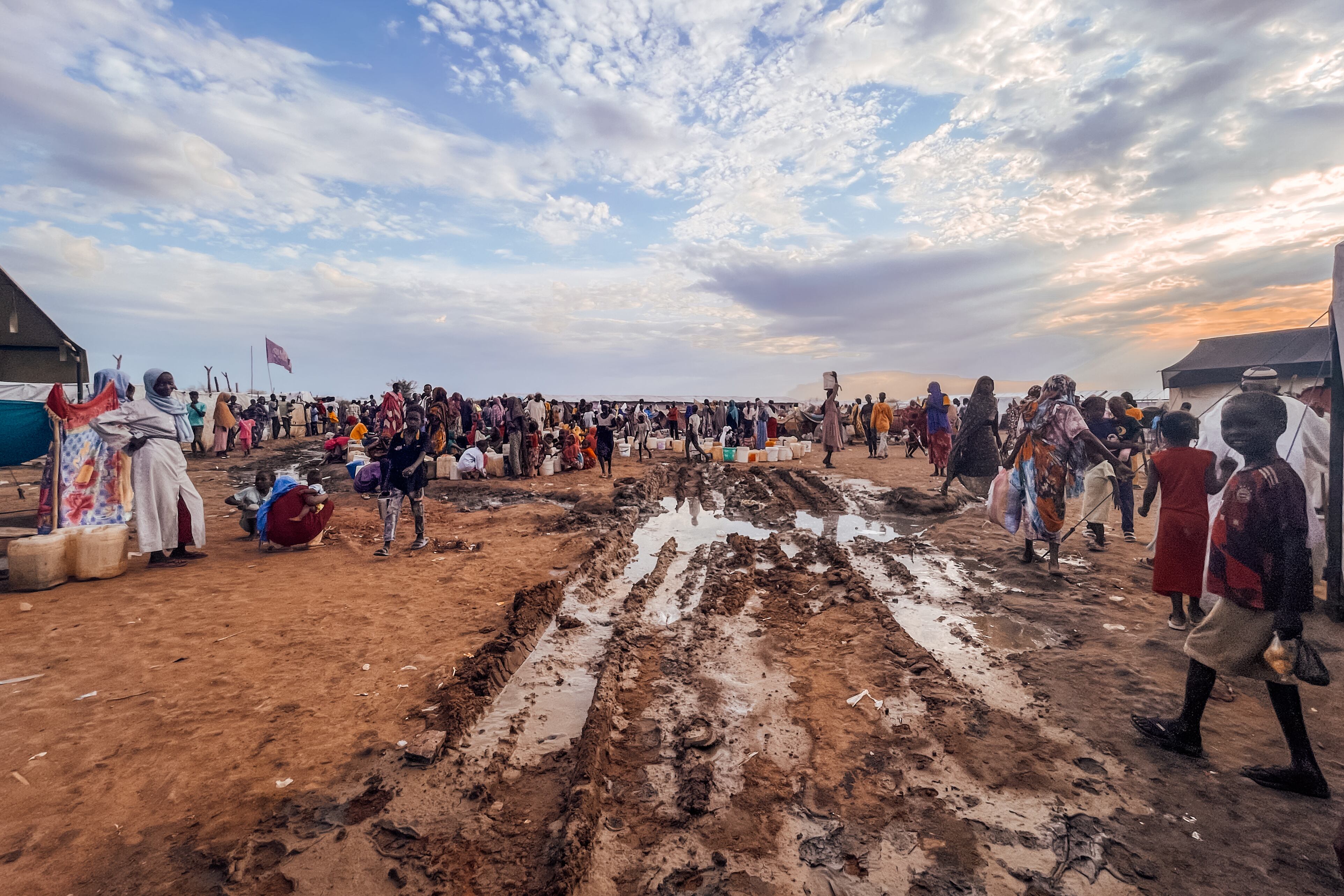 El centro de tránsito de Renk, en Sudán del Sur, está repleto de charcos de agua estancada y contaminada, con el consiguiente riesgo para la salud. Este lugar tiene capacidad para 3.000 personas, pero acoge a 16.000. La mayoría no tiene ni un techo donde cobijarse.