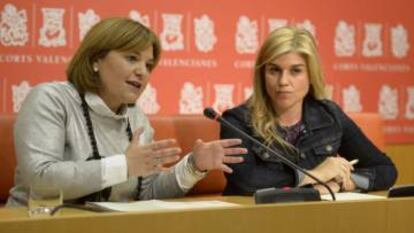 Isabel Bonig (izda), presidenta del PP valenciano, y Eva Ortiz, coordinadora general del partido.