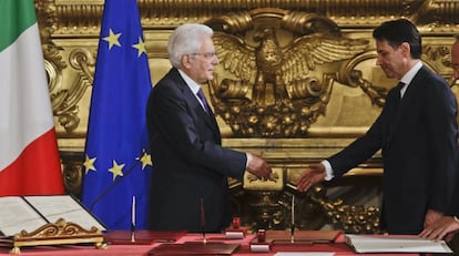 Sergio Mattarella (izquierda) saluda a Giuseppe Conte, en la ceremonia de toma de posesión.