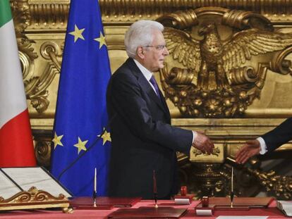 Sergio Mattarella (izquierda) saluda a Giuseppe Conte, en la ceremonia de toma de posesión.