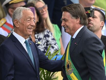 El presidente de Brasil, Jair Bolsonaro, y el presidente de Portugal, Marcelo de Souza, hablan durante un desfile militar para conmemorar el 200 aniversario de la independencia de Brasil, en Brasilia, el 7 de septiembre de 2022.