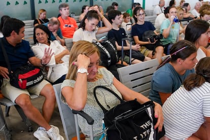 Viajeros esperan en la estación de tren de Chamartín en Madrid para viajar debido a las cancelaciones de trenes por los incendios, este jueves.