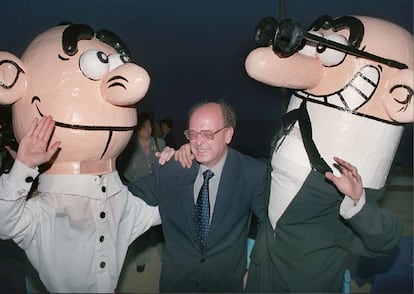 El dibujante se abrazaba a los personajes de Mortadelo y Filemón en 1998.