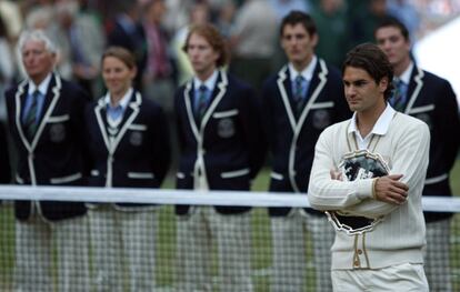 Federer, sostiene su trofeo después de perder frente a Nadal en la final de Wimbledon 2008.